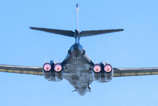 מפציץ של צבא ארה"ב B-1  לנסר ממריא מבסיס פיירפור ב בריטניה ל מלחמה עם איראן