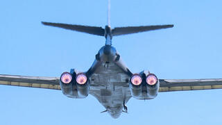 מפציץ של צבא ארה"ב B-1  לנסר ממריא מבסיס פיירפור ב בריטניה ל מלחמה עם איראן