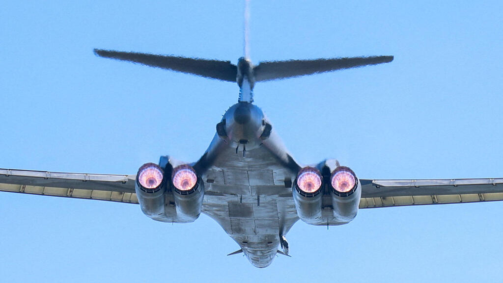 מפציץ של צבא ארה"ב B-1  לנסר ממריא מבסיס פיירפור ב בריטניה ל מלחמה עם איראן