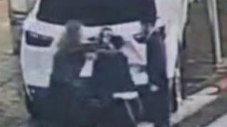 אישה גזזה פאה לילד חרדי ברחוב בבני ברק | תיעוד