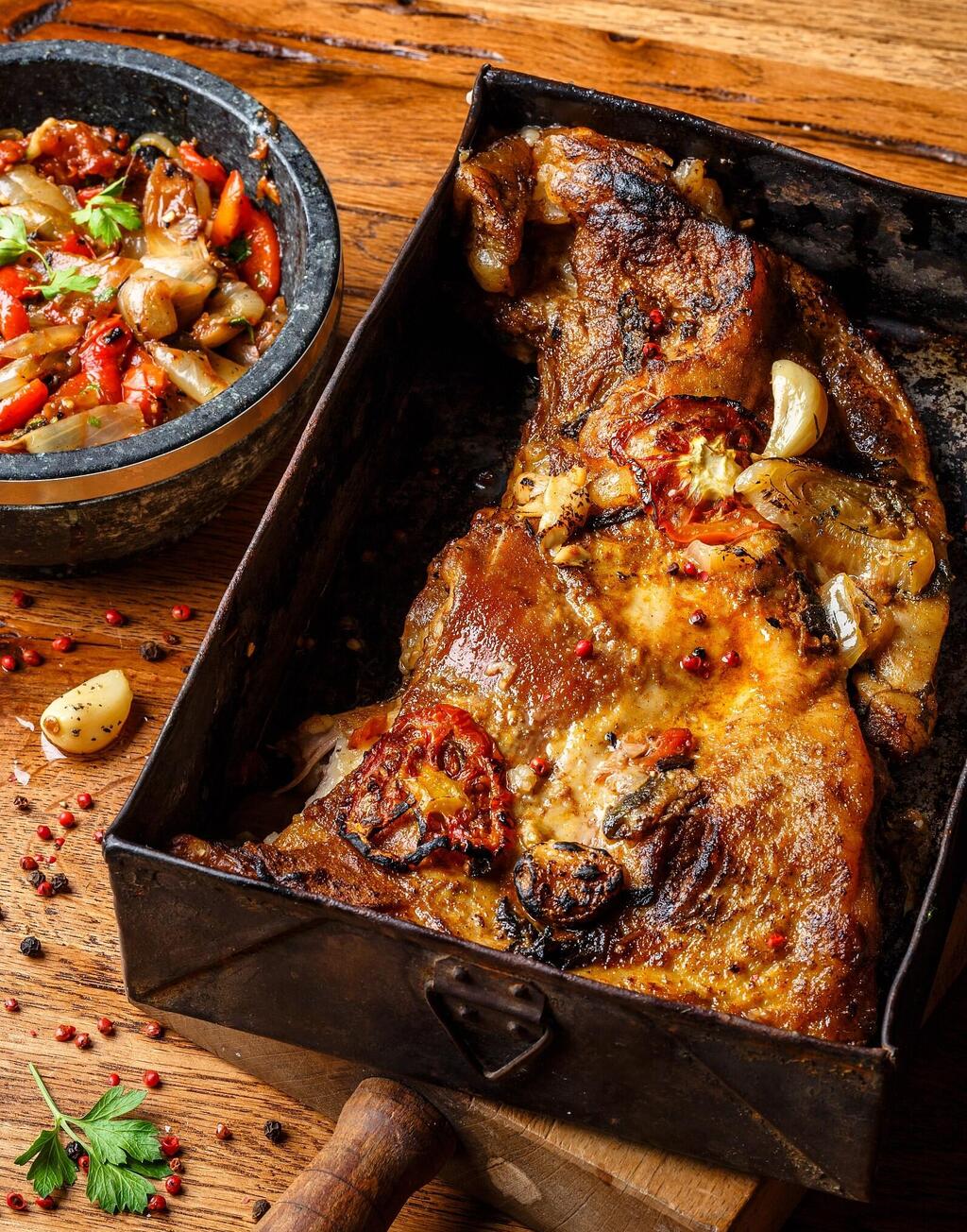 נתח אסאדו שלם בתנור בזיגוג ברביקיו רימונים