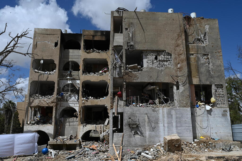 Site of Iranian strike in Arad (Photo: Yuval Chen) הזירה בערד