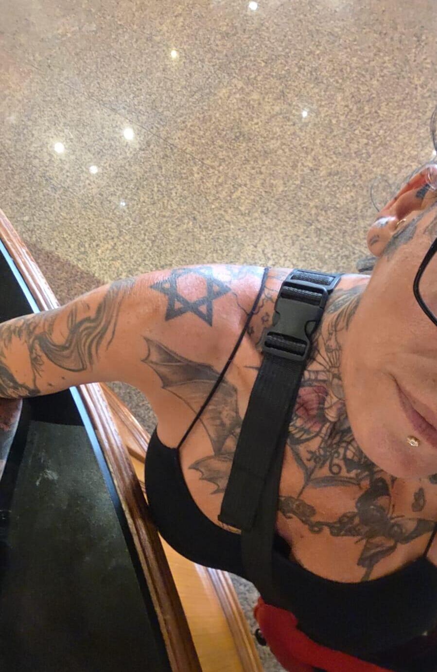 Sheila has a Star of David tattoo on the shoulder שילה נגרין בתאילנד