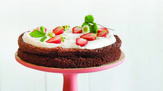  עוגת פאדג' עם קרם וניל