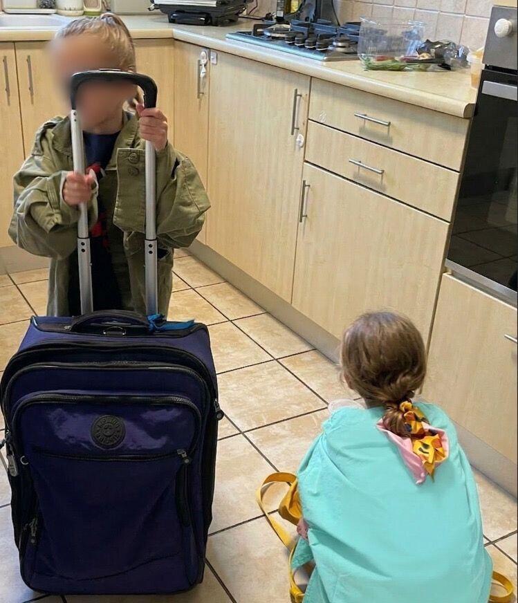 The children wearing Dr. A.’s uniforms (Photo: Courtesy) רס"ן במיל' ד"ר א', רופאת ילדים בבית החולים איכילוב ורופאה בחיל האוויר. בתמונה: ילדיה עם המדים