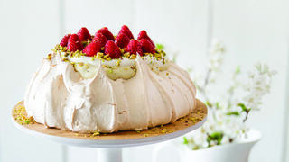  פבלובה עם קרם פיסטוק,  קצפת ופירות