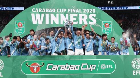 שחקני מנ׳צסטר סיטי מניפים את הגביע