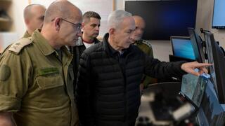 ראש הממשלה בנימין נתניהו מקבל עדכון על אירוע הנפילה בערד בחדר המצב