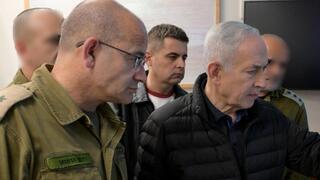 ראש הממשלה בנימין נתניהו מקבל עדכון על אירוע הנפילה בערד בחדר המצב