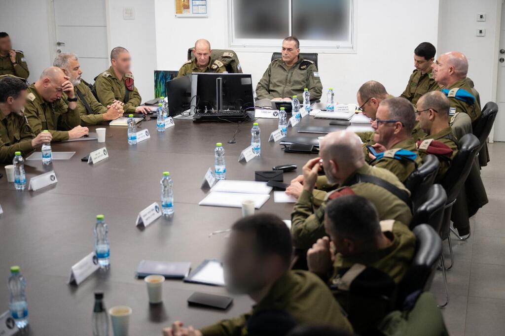 IDF Chief of Staff Lt. Gen. Eyal Zamir (center) holds a situation assessment in Northern Command (Photo: IDF) הרמטכ"ל באישור תוכניות להמשך המערכה בלבנון