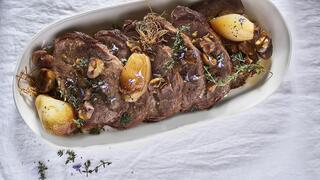 כתף עגל בערמונים ובצלצלים מתוקים