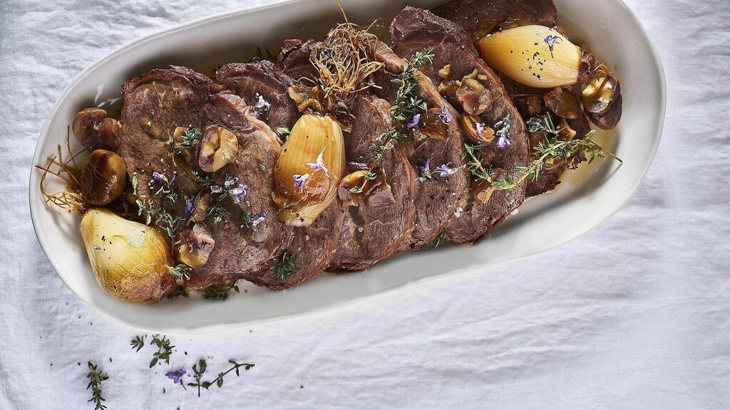 כתף עגל בערמונים ובצלצלים מתוקים