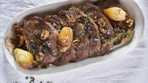 כתף עגל בערמונים ובצלצלים מתוקים