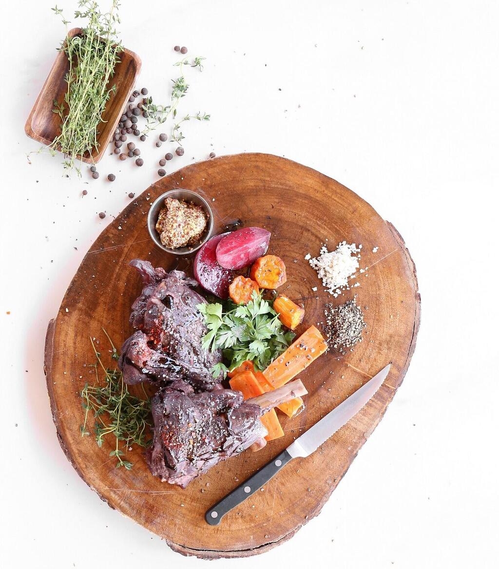 אוסובוקו טלה בירקות ויין