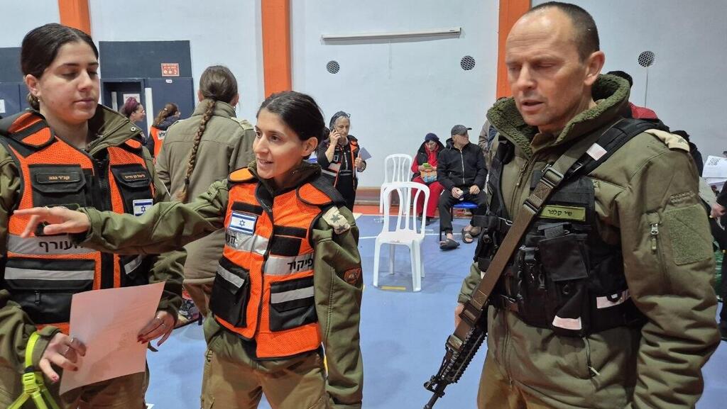 מפקד פיקוד העורף, אלוף שי קלפר, במרכז מפונים בדימונה לאחר הפגיעה בעיר