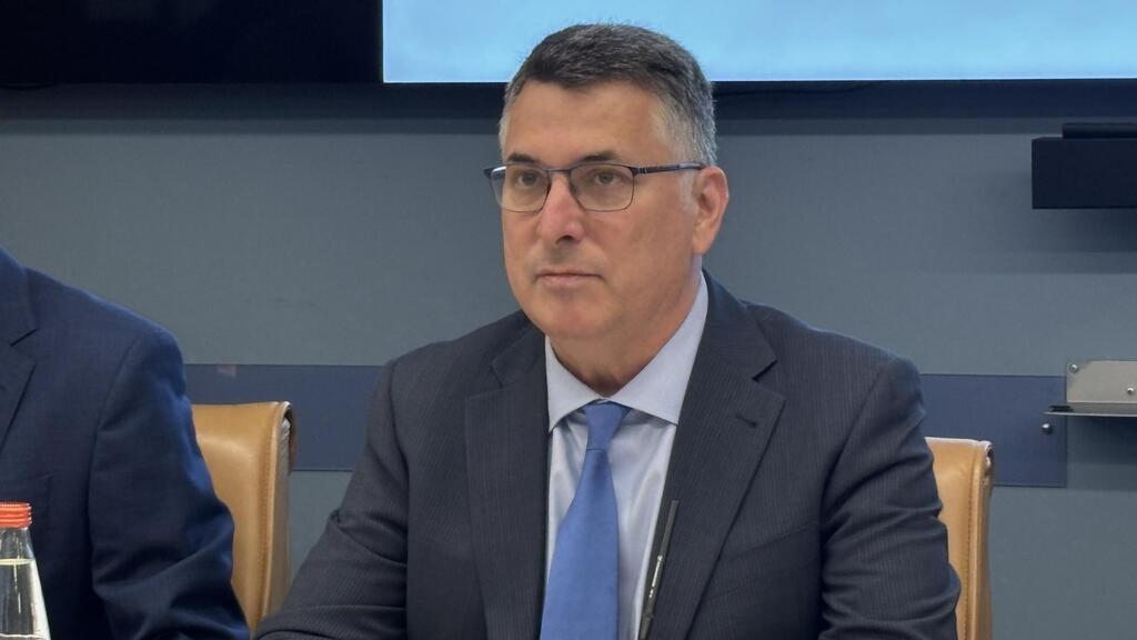 Foreign Minister Gideon Sa’ar is feuding with half the world (Photo: Gil Yohanan) גדעון סער וח"כ מישל בוסקילה בהצהרה לתקשורת