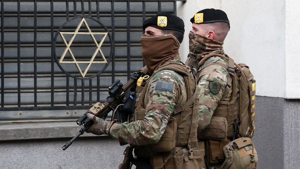 חיילים חמושים מאבטחים את בתי הכנסת בבלגיה