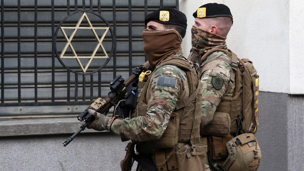 Photo: Yves Herman/Reuters חיילים חמושים מאבטחים את בתי הכנסת בבלגיה