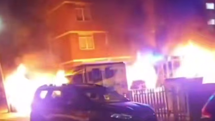 One of the ambulances on fire מתקפה אנטישמית חמורה: שלושה רעולי פנים הציתו הלילה את צי האמבולנסים של ארגון הצלה בלונדון סמוך לבית הכנסת בשכונת גולדרז גרין