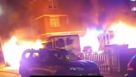 מתקפה אנטישמית חמורה: שלושה רעולי פנים הציתו הלילה את צי האמבולנסים של ארגון הצלה בלונדון סמוך לבית הכנסת בשכונת גולדרז גרין