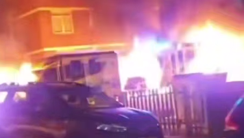 מתקפה אנטישמית חמורה: שלושה רעולי פנים הציתו הלילה את צי האמבולנסים של ארגון הצלה בלונדון סמוך לבית הכנסת בשכונת גולדרז גרין