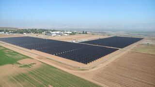 שדה קולטנים סולאריים של חברת משק אנרגיה ליד קיבוץ חמדיה בעמק בית שאן