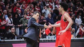 מאמן הפועל ת"א דימיטריס איטודיס עם אלייז'ה בראיינט