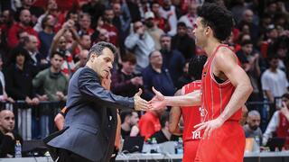 מאמן הפועל ת"א דימיטריס איטודיס עם אלייז'ה בראיינט