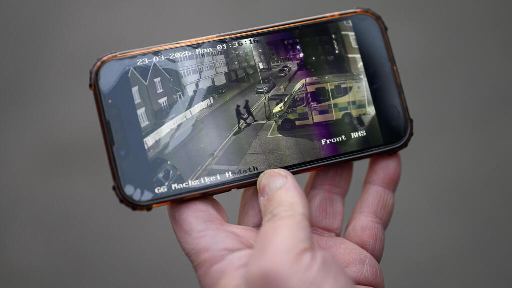 London: Four ambulances belonging to a Jewish rescue organization were set on fire (Photo: Leon Neal/Getty Images) לונדון: הוצתו ארבעה אמבולנסים של ארגון הצלה יהודי