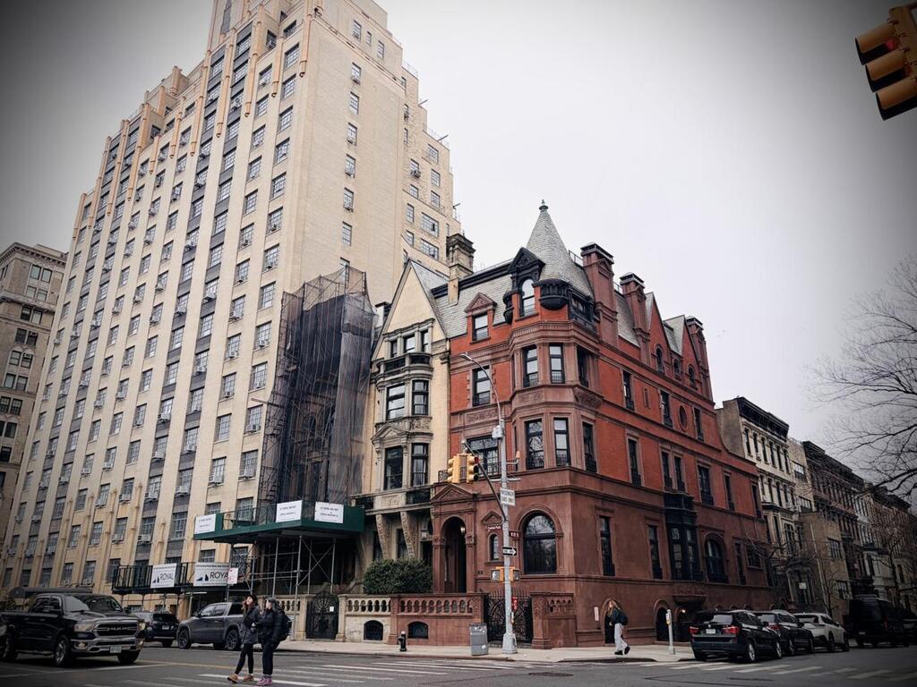 הבניין ב-W 63