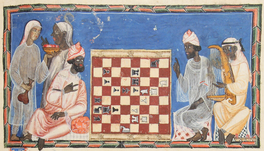 Two dark-skinned men play chess while surrounded by three female attendants. From the manuscript commissioned by King Alfonso X of Castile (Photo: Patrimonio Nacional. Real Biblioteca del Monasterio de El Escorial) שני גברים כהי עור משחקים שחמט בעודם מוקפים בשלוש משרתות. מתוך כתב היד שהוזמן על ידי אלפונסו העשירי, מלך קסטיליה