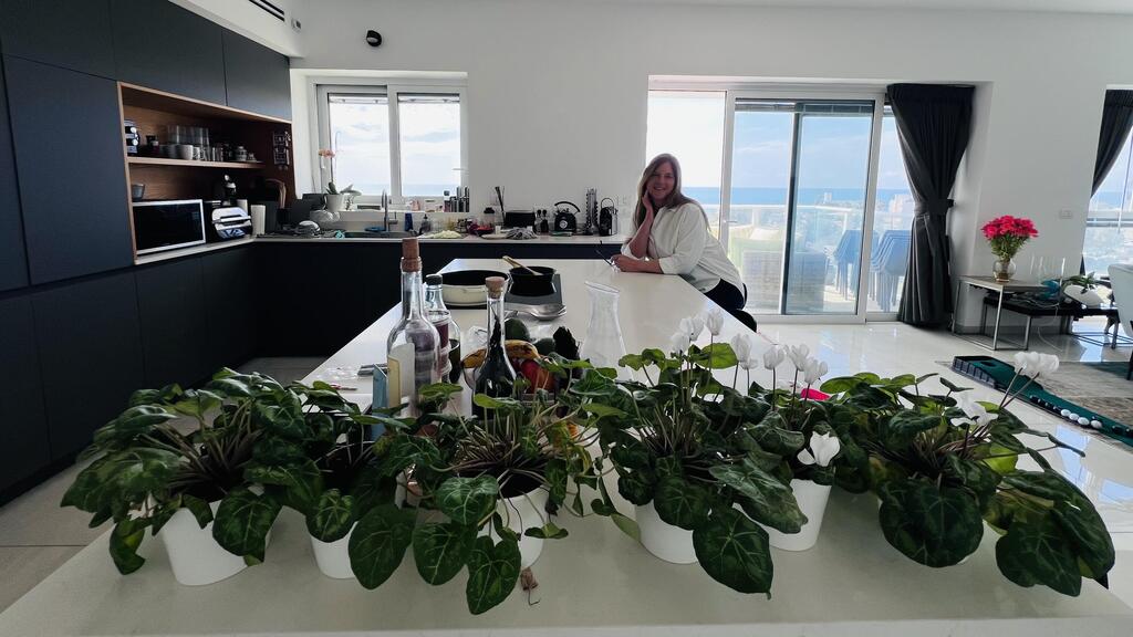 She got rid of hundreds of books, but kept her plants (Photo: Carmit Albeck) הדירה החדשה, אולגה