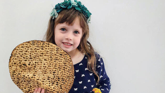 סופי המתוקה כבר מוכנה לחג הפסח עם מצה שמורה בעבודת־יד וזר פרחים אביבי שקטפה לבד בגינה