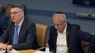 גדעון סער וח"כ מישל בוסקילה בהצהרה לתקשורת