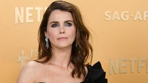 מנערה מתולתלת לכוכבת שלא נלחמת בסימני גיל 50