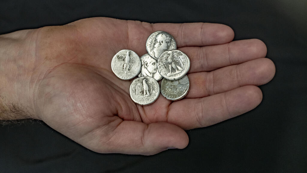 מטבעות כסף שנתפסו אצל הרופא הפלסטיני