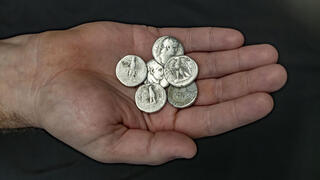 מטבעות כסף שנתפסו אצל הרופא הפלסטיני