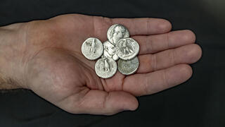 מטבעות כסף שנתפסו אצל הרופא הפלסטיני