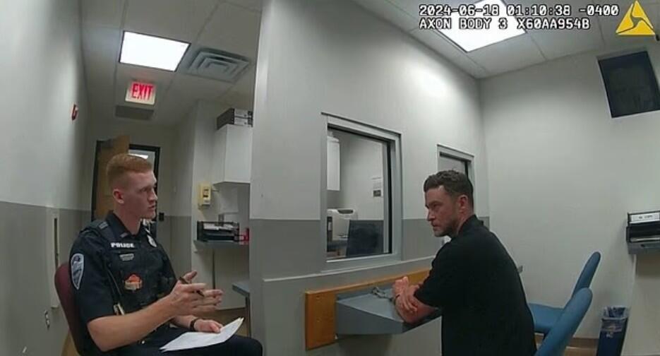 טימברלייק בתחנת המשטרה (צילום מסך) ג'סטין טימברלייק בתחנת המשטרה