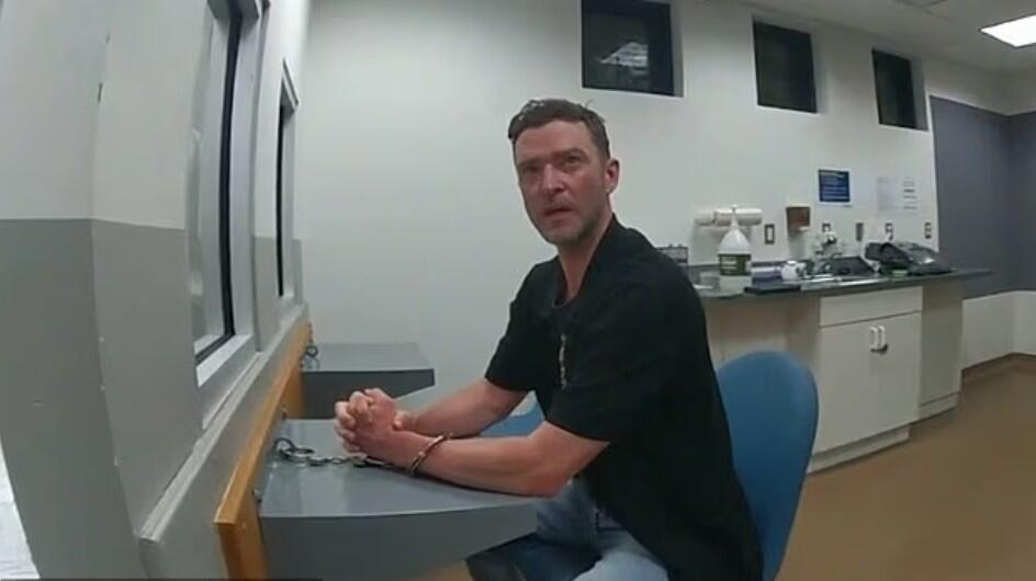 ג'סטין טימברלייק בתחנת המשטרה (צילום מסך) ג'סטין טימברלייק בתחנת המשטרה