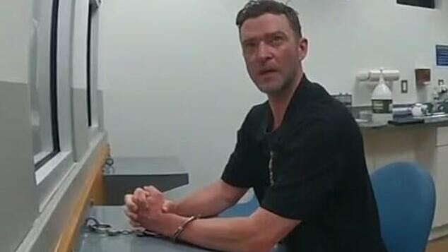 ג'סטין טימברלייק בתחנת המשטרה 