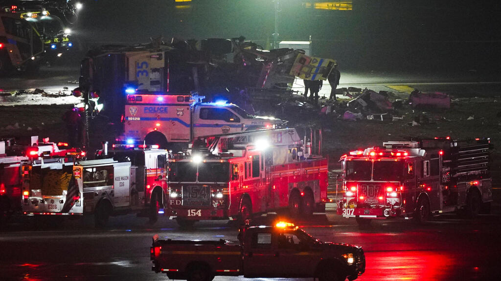 המטוס בנמל התעופה לה גווארדיה