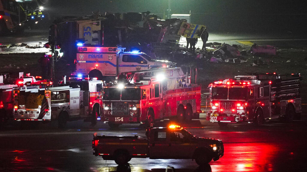 המטוס בנמל התעופה לה גווארדיה