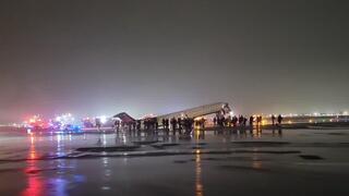 התנגשות של מטוס נוסעים ברכב כיבוי בנמל התעופה לה גווארדיה בניו יורק