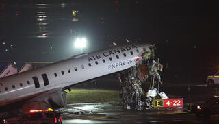 תאונה חריגה בניו יורק: מטוס התנגש ברכב כיבוי