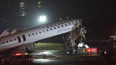 המטוס בנמל התעופה לה גווארדיה