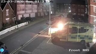 מתקפה אנטישמית חמורה: שלושה רעולי פנים הציתו הלילה את צי האמבולנסים של ארגון הצלה בלונדון סמוך לבית הכנסת בשכונת גולדרז גרין