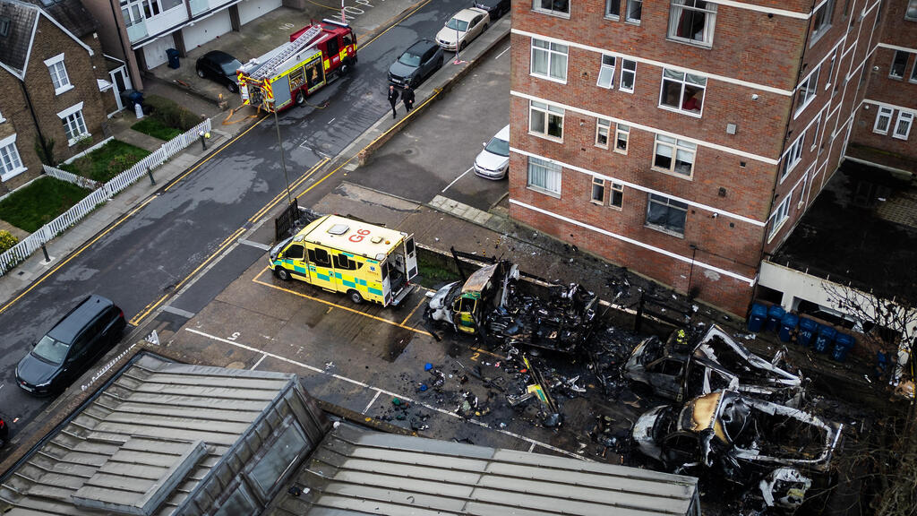 Charred remains of four ambulances burned in an arson attack (Photo: Leon Neal/Getty Images) לונדון: הוצתו ארבעה אמבולנסים של ארגון הצלה יהודי