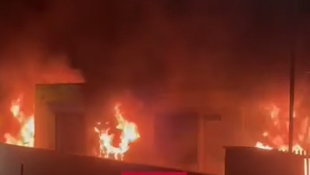 מתקפה אנטישמית חמורה: שלושה רעולי פנים הציתו הלילה את צי האמבולנסים של ארגון הצלה בלונדון סמוך לבית הכנסת בשכונת גולדרז גרין