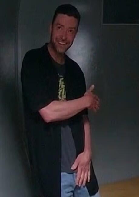 רגיל לחדרים קצת יותר גדולים ומפנקים (צילום מסך) ג'סטין טימברלייק בתחנת המשטרה